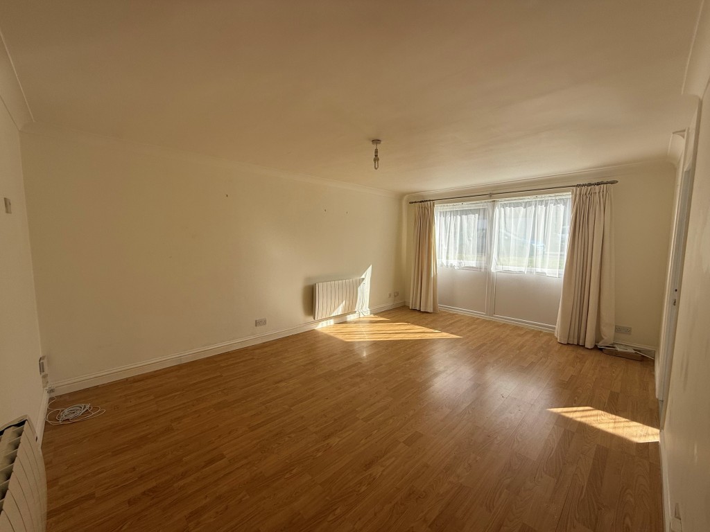 Lot: 116 - TWO-BEDROOM GROUND FLOOR APARTMENT CLOSE TO BRAINTREE TOWN CENTRE - Overview shot of lounge with window with doors to kitchen